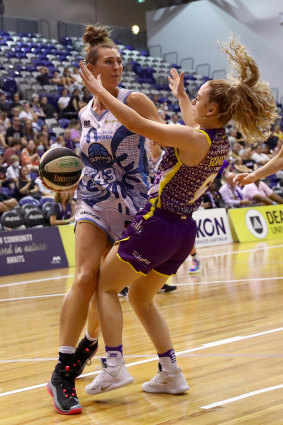 Alex Bunton of the Capitals competes against Lou Brown of the Boomers as an offensive foul is called. 