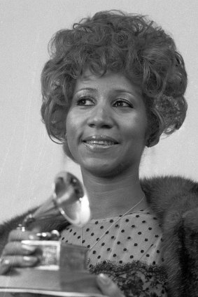  Aretha Franklin in 1972 with her Grammy for Best Rhythm and Blue performance of the song Bridge Over Troubled Waters.