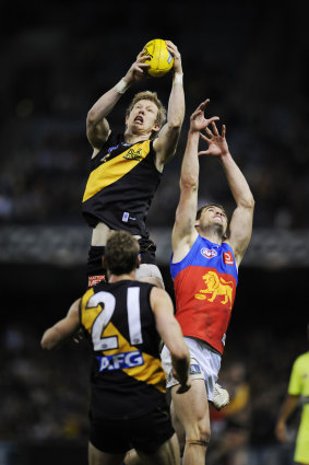 Jack Riewoldt takes a mark in final quarter.