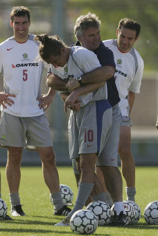 Hiddink with Harry Kewell in Montevideo in 2005.
