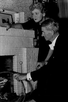 ‘Mr an Mrs Lindley Evans of Werambie Street, Woolwich place wood into the fireplace before leaving for a concert. On returning they light the fire and then listen to the Test Match.’