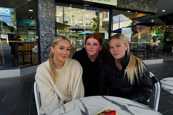 Zoe Peters (left), Taleah Mclean and Evie Nuttall noticed Andrew Lethlean’s presence in Bendigo.