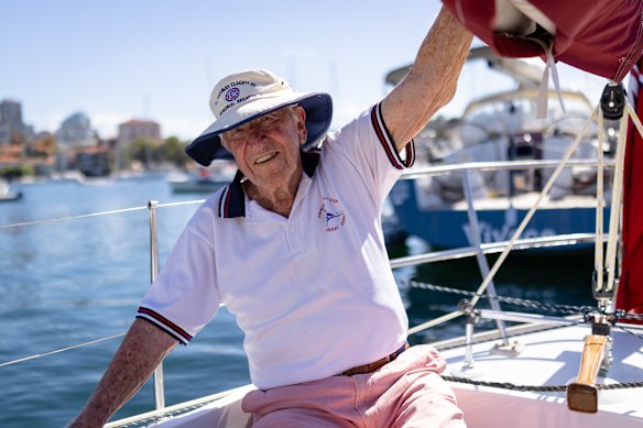 O velejador olímpico Gordon Ingate ainda compete aos 100 anos.