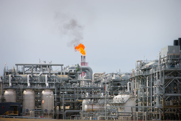 The government is negotiating a new agreement with LNG exporters to guarantee local gas supply.