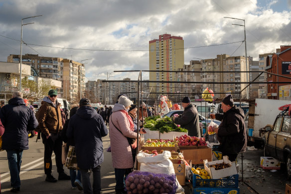 Daha iyi zamanlar ... alışveriş yapanlar, Kasım 2021'de Kiev'in bir banliyösü olan Troieshchyna'da haftalık bir sokak pazarını ziyaret ediyor.