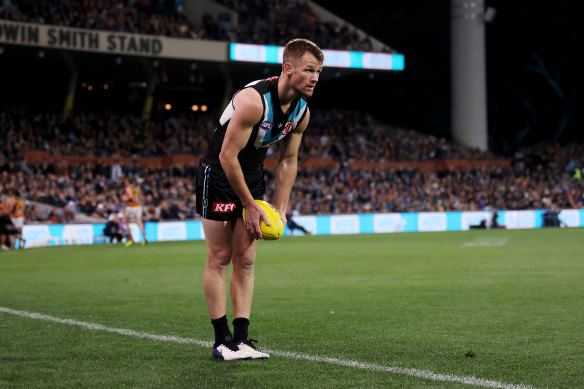 Robbie Gray lines up for goal for Port Adelaide on Saturday night.