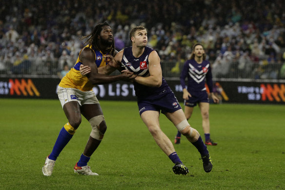 Sean Darcy contests a ruck with Nic Naitanui during the last western derby, in August 2022.