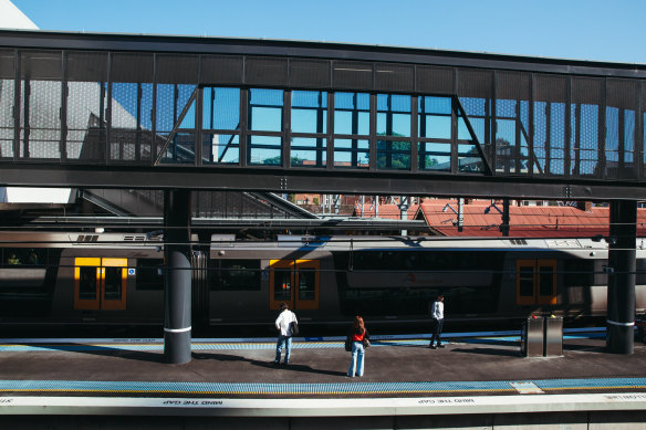 A 35-metre-long “sky-bridge” from the main overpass had to be built because of the narrow width of two platforms.