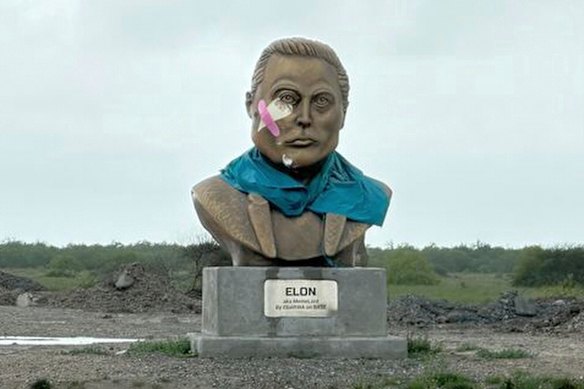 The Tesla boss’ influence extends beyond just bringing jobs to the area: already, Boca Chica has several murals and this bronze bust depicting the tycoon.