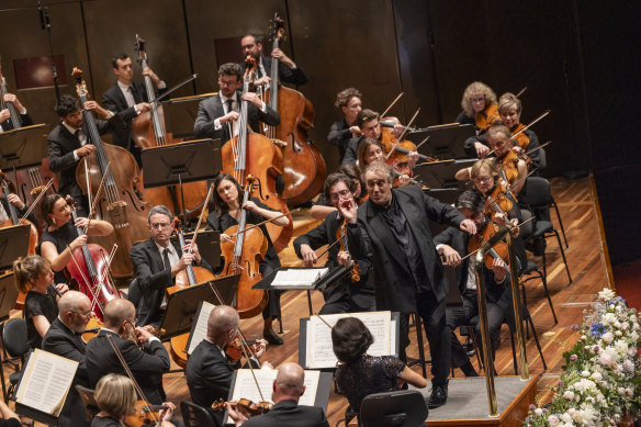 Jaime Martin conducts the MSO at the 2023 Spring Gala.