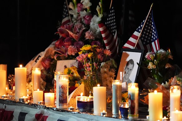 As velas ficam em vigília para Charlie Kirk em Provo, Utah, na sexta -feira.