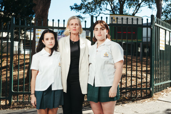 Year 12 students Keira McNeill (left) and Amy Simmonds with former 1992 captain Sandi Kolbe.