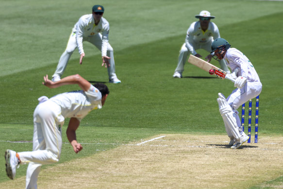 Kyle Verreynne fends off a short ball from Mitchell Starc at the Boxing Day Test.