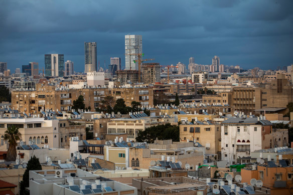 İsrail, Tel Aviv'in Jaffa semtindeki konut apartmanlarının çatılarında güneş panelleri.