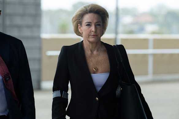 A senadora liberal de Washington, Michaelia Cash, no monumento a Tim Picton.