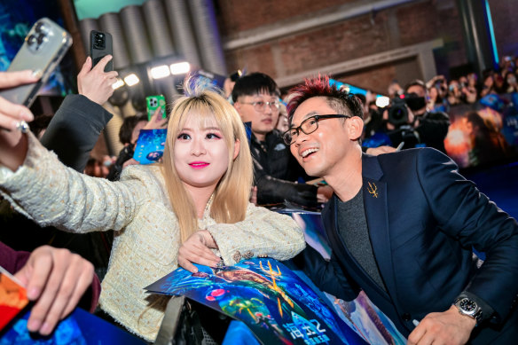 James Wan with a fan at the premiere of Aquaman 2. 