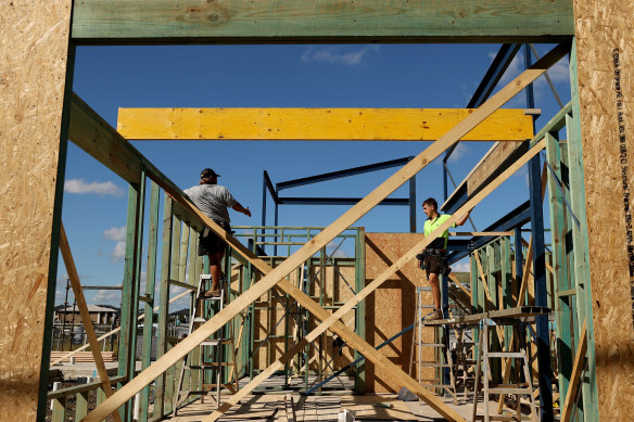 Falling house prices would contribute to a rise in home construction business insolvencies, Reserve Bank documents suggest.