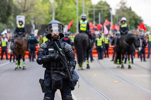 Polícia e manifestantes em uma manifestação da Marcha pela Austrália em Melbourne, em outubro.