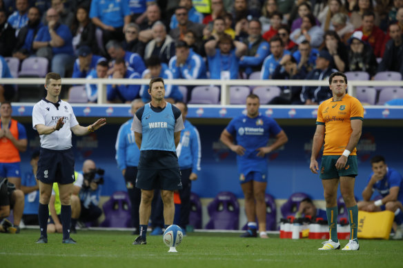 Ben Donaldson lines up his late conversion attempt against Italy on the 2022 spring tour.