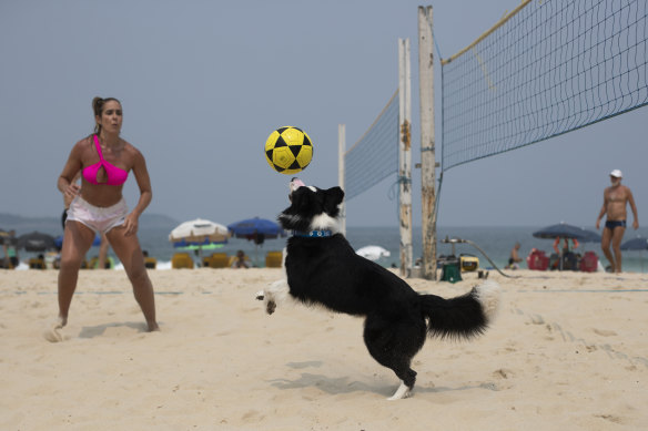 Floki and athlete Natalia Guitler form a footvolley team.