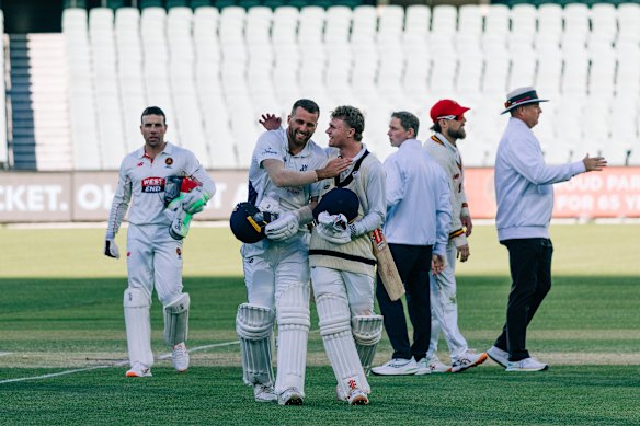 Fergus O'Neill parabenizou Ollie Peake pela vitória no Sheffield Shield.