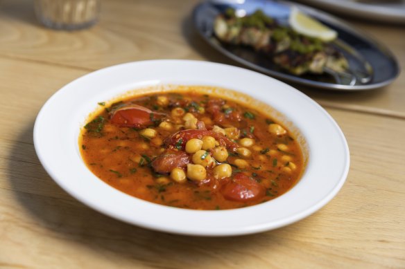 Chickpeas in broth with tomatoes and harissa.