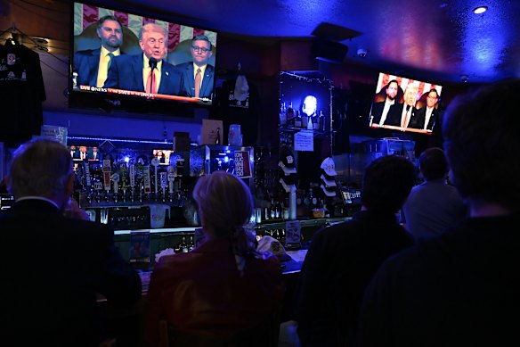 Guardando il discorso in un bar di San Francisco.