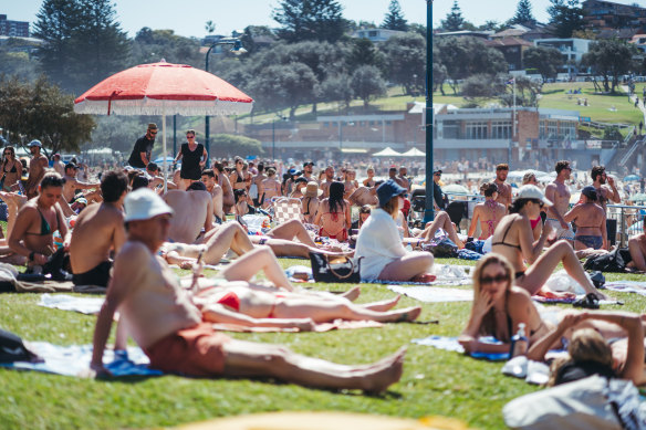 Bronte Beach teeming with beachgoers during the Spring heatwave on September 16.