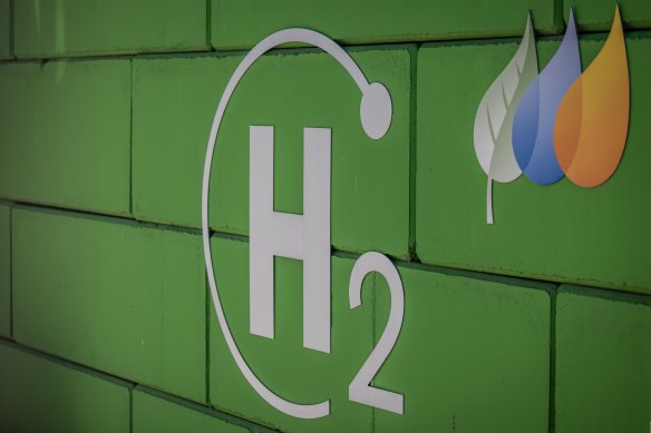 The Grattan Institute says Australia must raise the price big polluters pay for their emissions if hydrogen is to replace fossil fuels.  