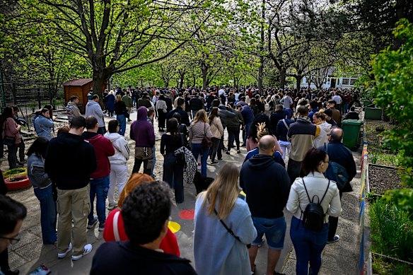La gente fa la fila per votare.