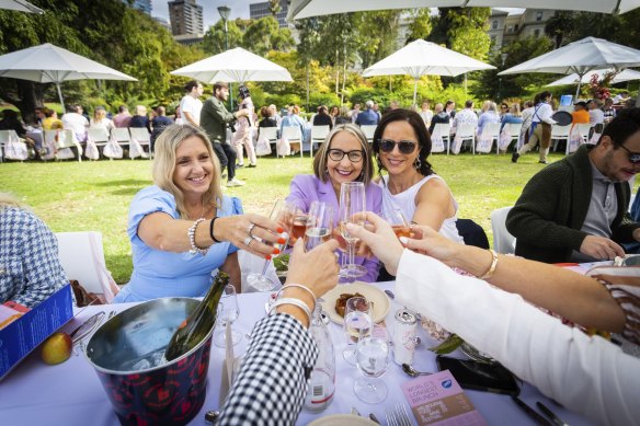 Rachel Holt, Meredith Tharapos and
Sheila Di Paolo enjoying a glass of bubbles at The World’s Longest Brunch at Treasury Gardens, Melbourne.
