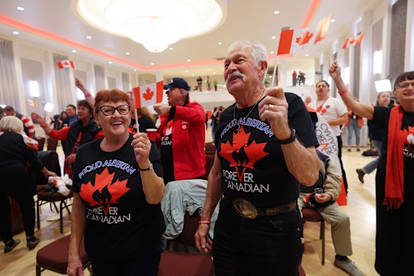 I sostenitori esultano quando i risultati iniziano a essere mostrati alla festa dell'orologio pro-Canada a Edmonton.