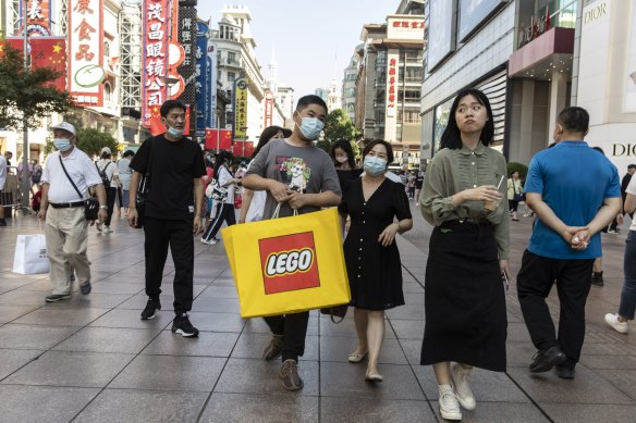 Shoppers take to the streets in Shanghai on Sunday. China contained its latest COVID-19 outbreak just in time for a week-long holiday that started on October 1.