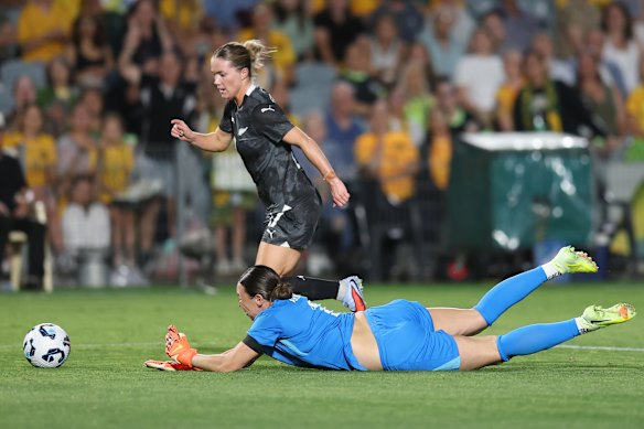 Gabi Rennie passes Mackenzie Arnold in a dramatic final minute of the match. 