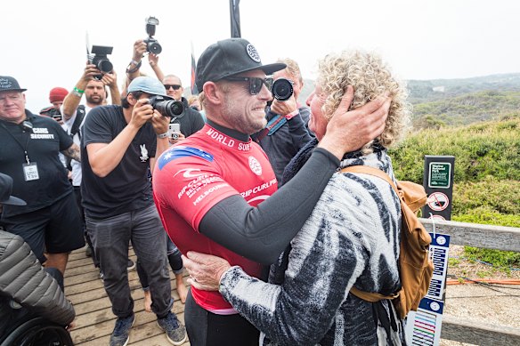 Mick Fanning with his mum, Liz, at the 2018 Pro Bells Beach in Victoria, where he retired from surfing – and
where he’d won his first major trophy 17 years earlier.