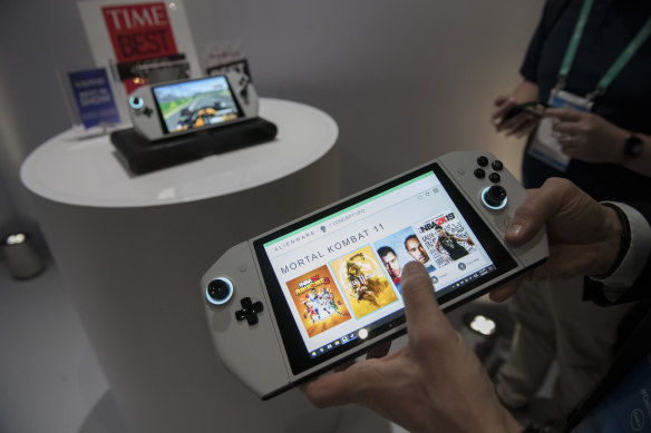 The Alienware Concept UFO is a handheld gaming PC with removable controllers that can also output to a monitor.