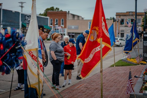 As pessoas se reúnem para uma cerimônia do Memorial Day em Kennett nesta semana.