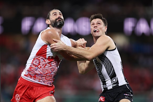 Grundy and Oscar Steene compete in the ruck.