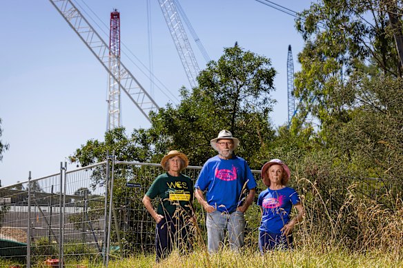 Los lugareños de Banyule (desde la izquierda), Heather Smith, Don Stokes y Mariella Di Fabio, temen que la vida silvestre sea expulsada del área sin el paso subterráneo prometido. 