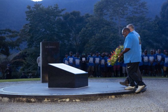 The prime ministers place wreaths on the memorial.