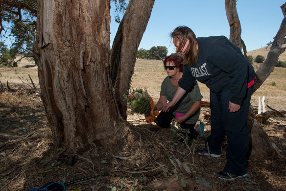 Nick Mongta’s aunt, Pamela Reade, and cousin, Tarah Reade, lay flowers at the Pyalong crash scene in 2015.
