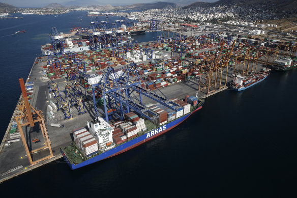 Chinese owner COSCO will increase its stake in Piraeus port.