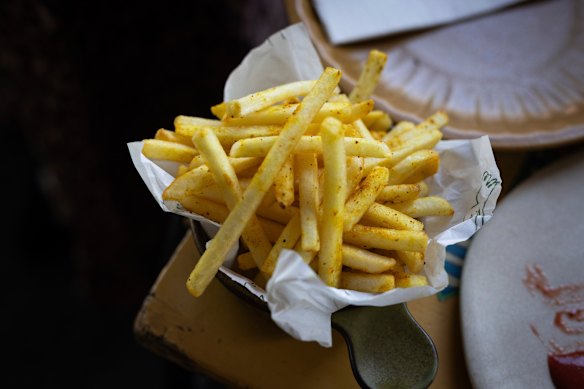 Legge orders chips to “pork up” our order at Boire. 