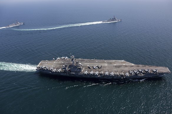 O porta-aviões USS Abraham Lincoln está a caminho do Golfo.