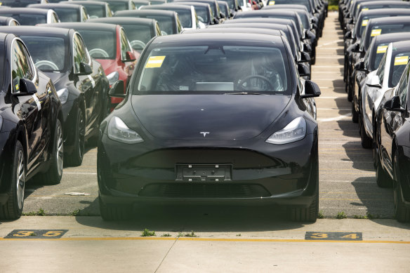 Tesla vehicles wait for shipping in Shanghai.  Tesla predicts record-breaking production despite pandemic disruptions.