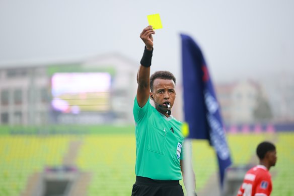 Omar Abdulkadir Artan mostró una tarjeta amarilla en la Copa Mundial Sub-20 de la FIFA en Chile el año pasado.