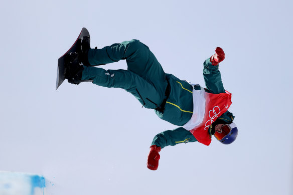Scotty James claimed silver in the snowboard halfpipe final.