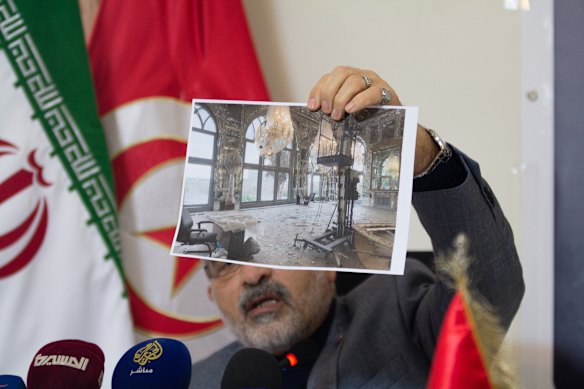 L'ambasciatore iraniano in Tunisia Mir Massoud Hosseinian mostra un'immagine dei danni allo storico Palazzo Golestan di Teheran.
