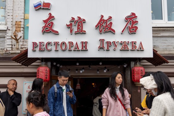 A shop sign in Chinese and Russian in Vladivostok.
