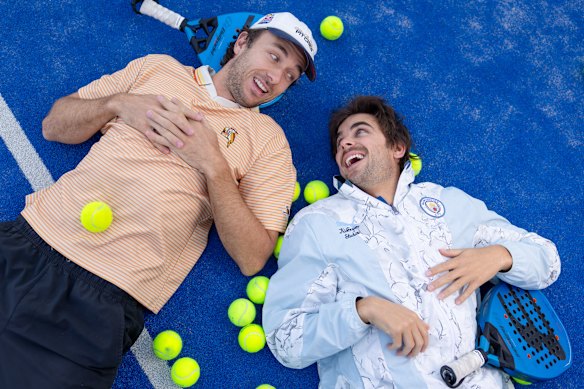 Steele (izquierda) dice que espera que su podcast sea parte del movimiento para acabar con la manosfera.